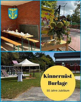 Blick auf eine gedeckte Sitzgruppe mit Holzbänken vor roter Backsteinwand und Wappen, ein Blumenstrauß auf einem Holztisch im Freien neben einem Schild, sowie ein Zelt und Spielplatz im Garten mit Text 'Kinnernüst Burlage 50 Jahre Jubiläum'