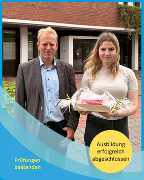 Zwei Personen stehen vor einem Gebäude, die Frau hält einen Blumenstrauß und eine Schachtel