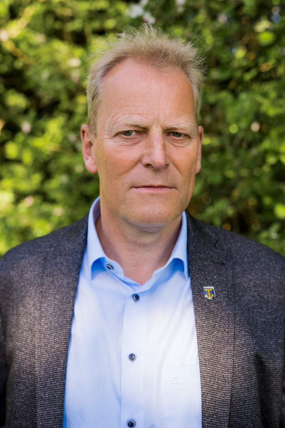 Foto von unserem Bürgermeister Geert Müller in einem Anzug