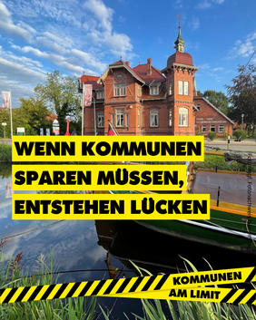 Historisches Backsteingebäude mit Turm neben einem Wasserkanal, davor ein Boot, darüber gelber Schriftzug 'WENN KOMMUNEN SPAREN MÜSSEN, ENTSTEHEN LÜCKEN' und unten gelber Warnstreifen mit Text 'KOMMUNEN AM LIMIT'