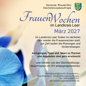 Text auf hellem Hintergrund mit blauem Blütenblatt und Wappen der Gemeinde Rhauderfehn mit dem Titel 'FrauenWochen im Landkreis Leer März 2027' und Informationen zu Planung und Kontakt für Gleichstellungsbeauftragte