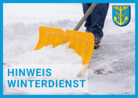 Person mit blauer Hose und schwarzen Schuhen schiebt gelben Schneeschieber über verschneiten Boden, rechts oben Wappen mit blauem Schild und gelbem Symbol, unten links Schriftzug 'HINWEIS WINTERDIENST'