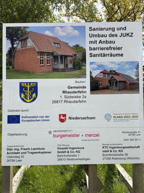 Schild "Sanierung und Umbau des JUKZ mit Anbau barrierefreier Sanitärräume". Gefördert durch Klara und Kofinanziert von der Europäischen Union