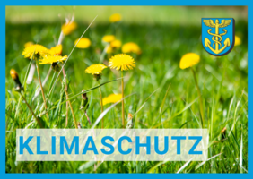 Gelbe Blumen auf grünem Gras mit dem Text 'KLIMASCHUTZ' in blauer Schrift und einem Wappen in der oberen rechten Ecke.