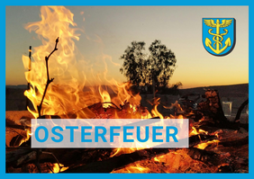 Lagerfeuer mit Flammen vor Bäumen und einem Wappen oben rechts, darunter der Schriftzug 'OSTERFEUER'