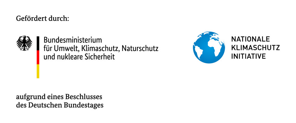 Links das Logo des Bundesministeriums für Umwelt, Klimaschutz, Naturschutz und nukleare Sicherheit mit Bundesadler und schwarz-rot-goldenem Balken, rechts das Logo der Nationalen Klimaschutz Initiative mit stilisierter blauer Erde.