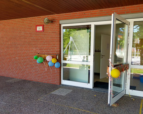 Geschmückter Eingangsbereich der Bücherei Collinghorst