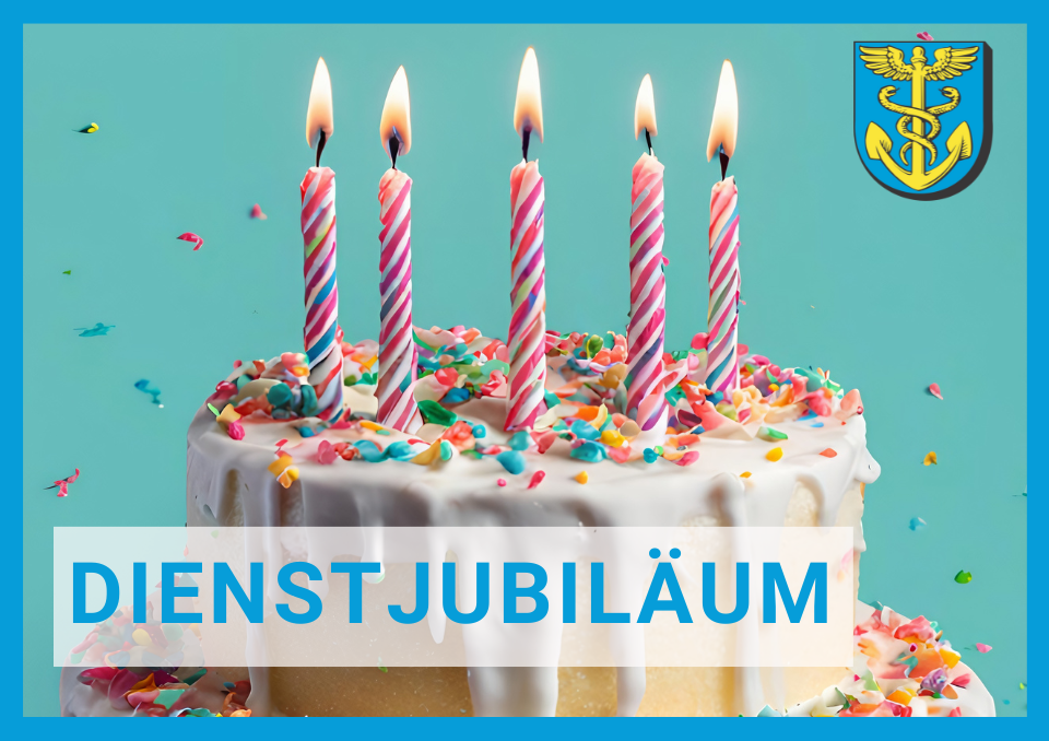 Geburtstagstorte mit sechs brennenden Kerzen und Schriftzug 'Dienstjubiläum' auf blauem Hintergrund