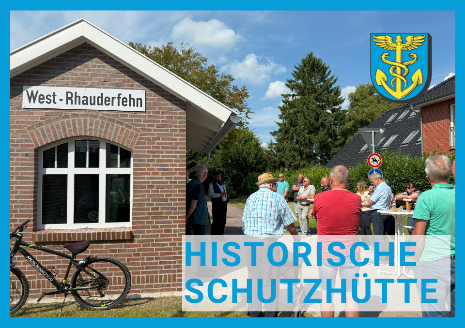 Historische Schutzütte aus Backstein mit Schild 'Historische Schutzhütte' und Fahrrad davor, Menschen im Hintergrund