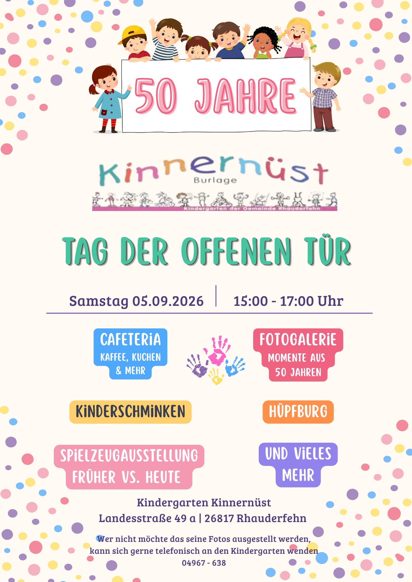 Illustration von Kindern, die ein Banner mit der Aufschrift '50 Jahre' halten, darunter der Schriftzug 'Kinnernüst Burlage' und Informationen zum Tag der offenen Tür am 05.09.2026 von 15 bis 17 Uhr mit Angeboten wie Cafeteria, Fotogalerie, Kinderschminken, Hüpfburg, Spielzeugausstellung und mehr