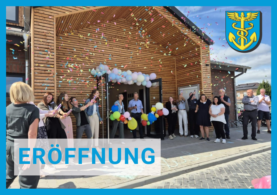 Menschen feiern die Eröffnung eines Gebäudes am Bohlendamm mit Luftballons und Konfetti